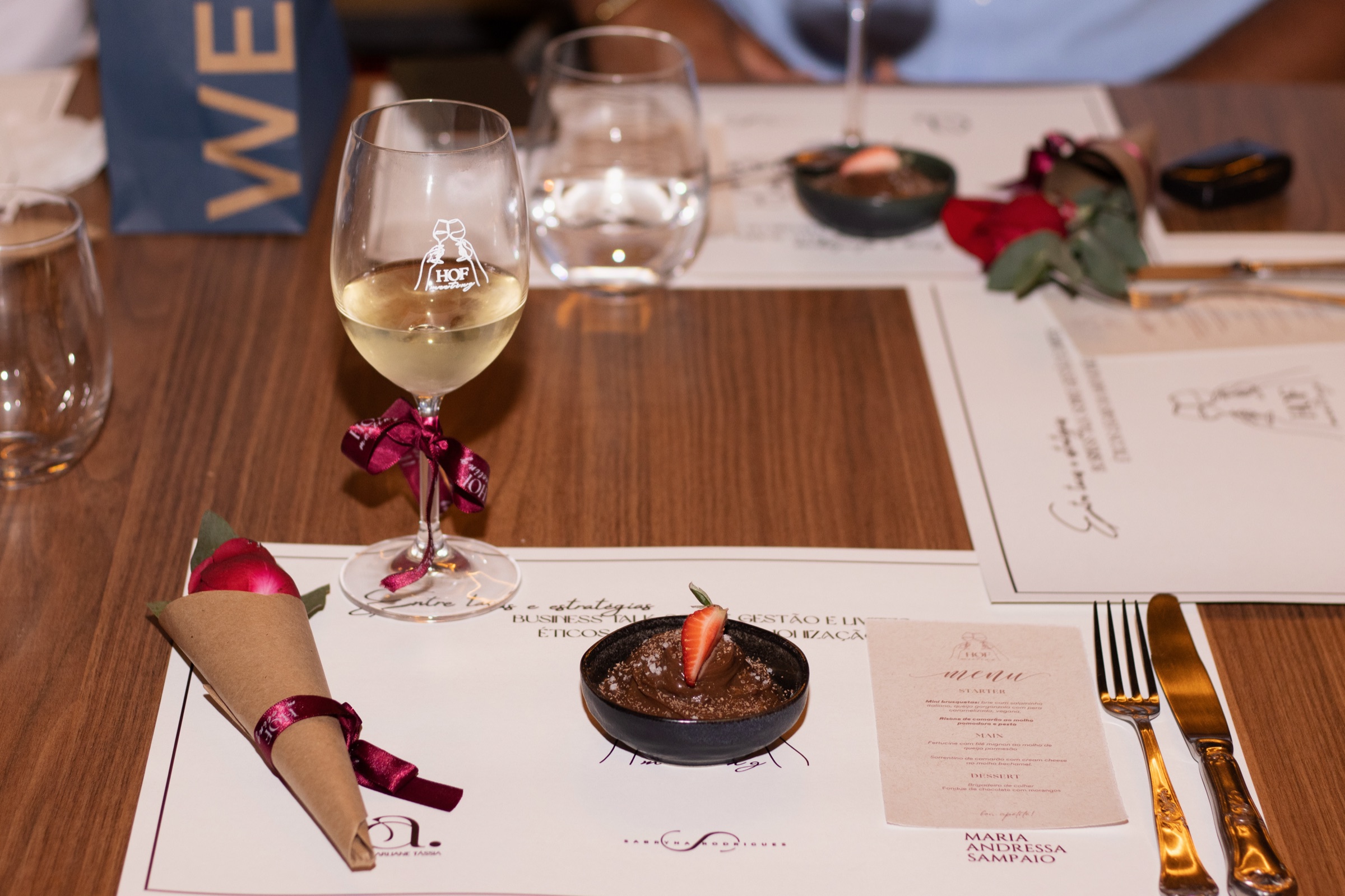 Jantar com sobremesa e vinho